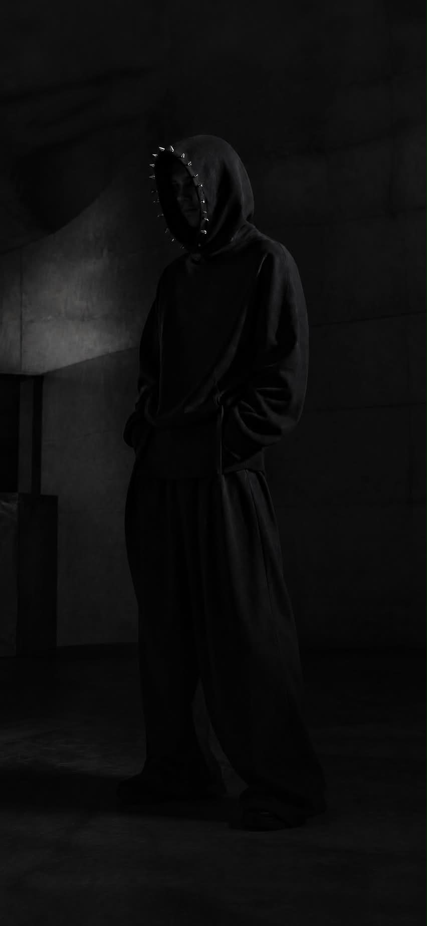 SAINT EVIL — editorial kampaň, model v černém oversized střihu s kovovými hrozy